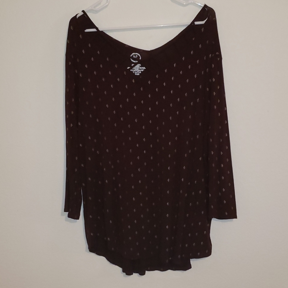 Burgundy 3/4 sleeve top with peephole neck